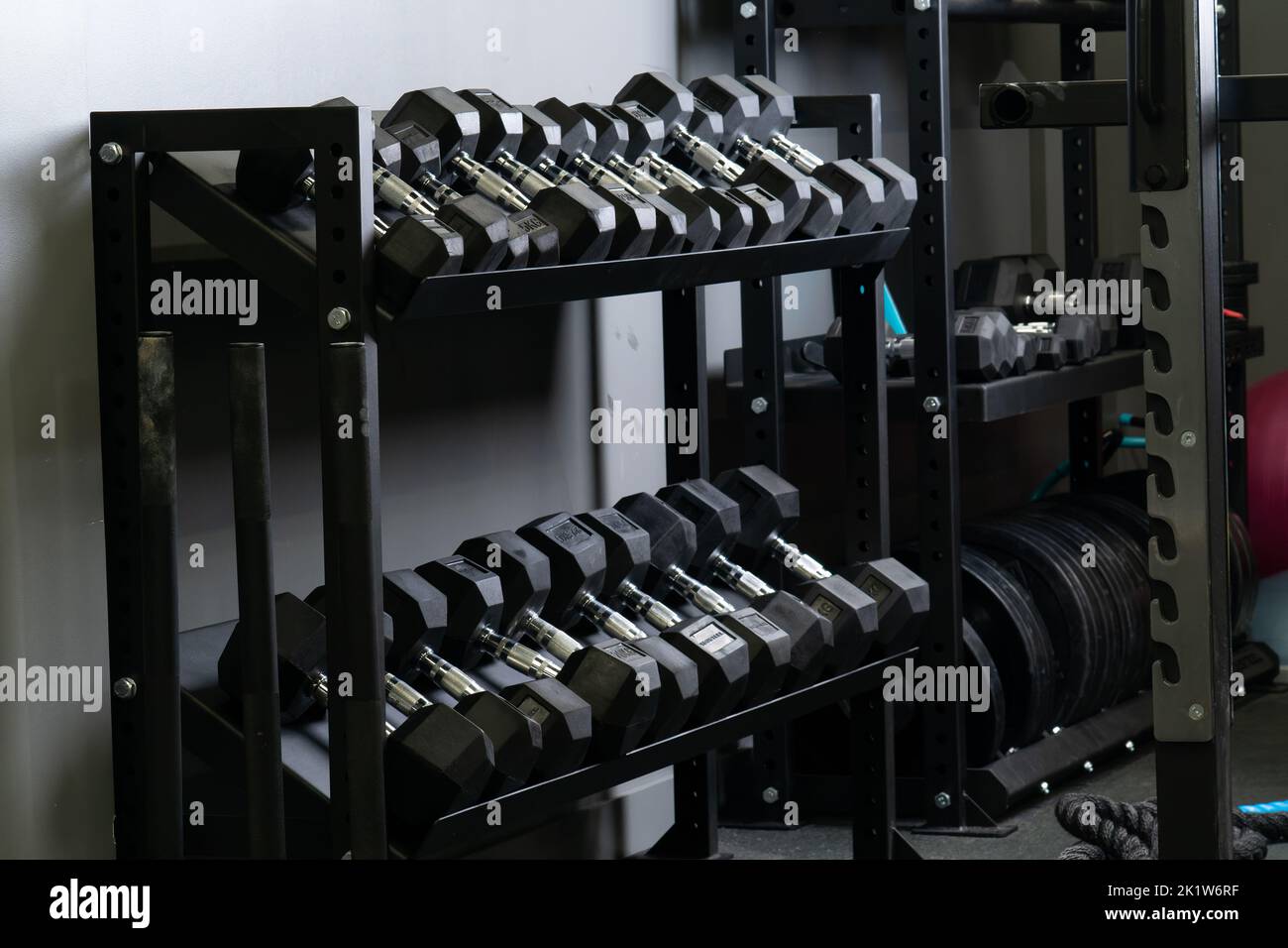 Dumbbell casa parete palestra blurry set di stoccaggio strongman attrezzature, da palestra per il nero per bodybuilder sano, peso bodybuilding. , Foto Stock