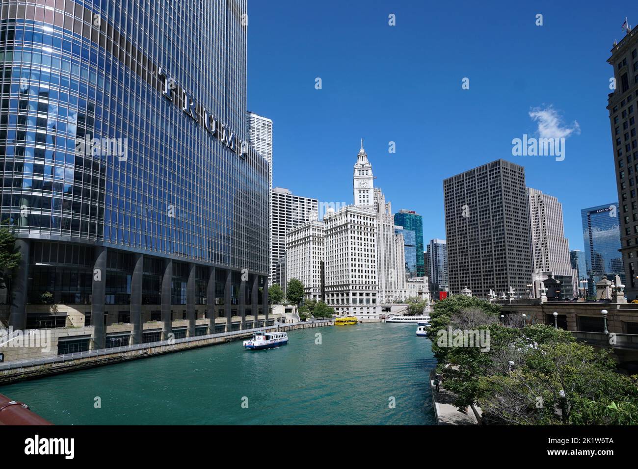 Chicago, USA - Agosto 2022: Guardando verso est lungo il fiume Chicago dal ponte di Wabash Street, con vista sul parco Riverwalk sulla riva destra. Foto Stock