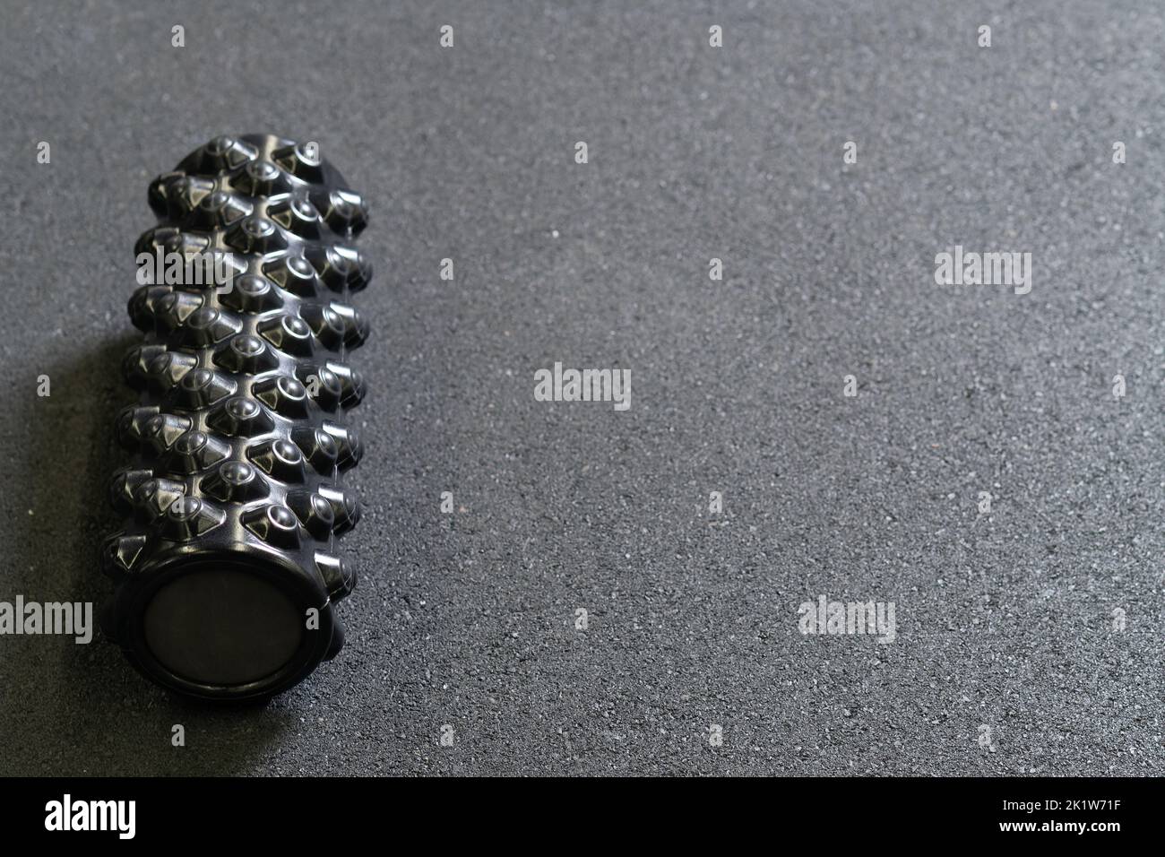 Schiuma nera rullo massaggio atletica esercizio salute muscolare, per la casa sana per palestra per la forma attrezzature, persona bianca. Laminazione , Foto Stock