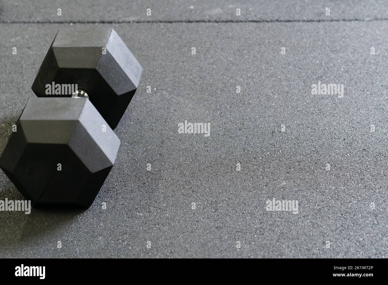 Dumbbell uno esercizio pesante forte attività di allenamento attrezzature sportive, per il muscolo fitness in allenamento per inventario di metallo, chilogrammo asse. Elemento atletico Foto Stock