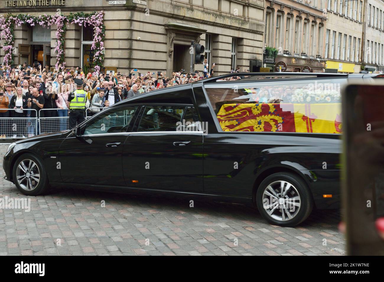 La bara della Regina Elisabetta arriva a Edimburgo Foto Stock