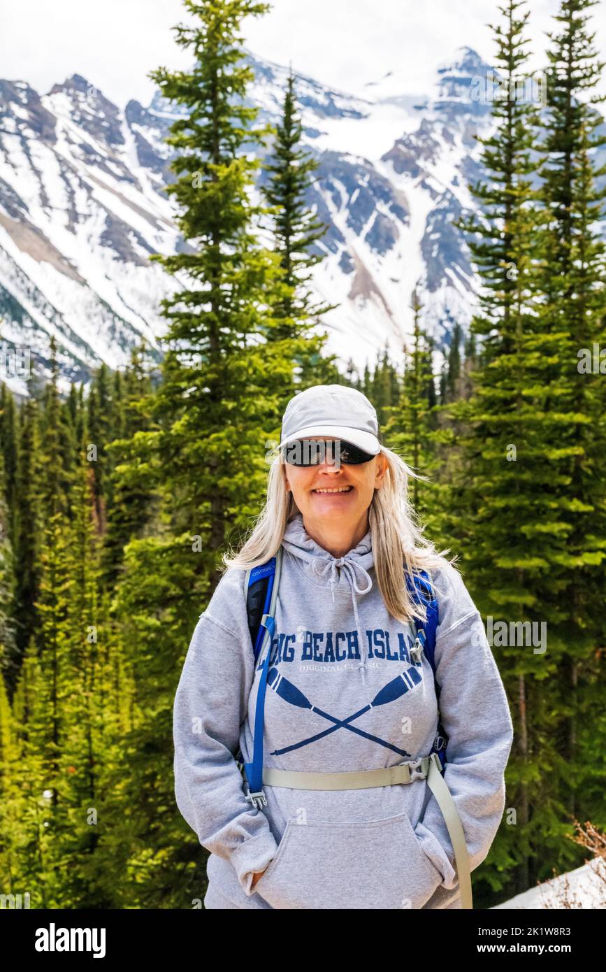 Escursionista femminile sorridente; sentiero del lago Agnes; lago Louise; Parco Nazionale di Banff; Alberta; Canada Foto Stock