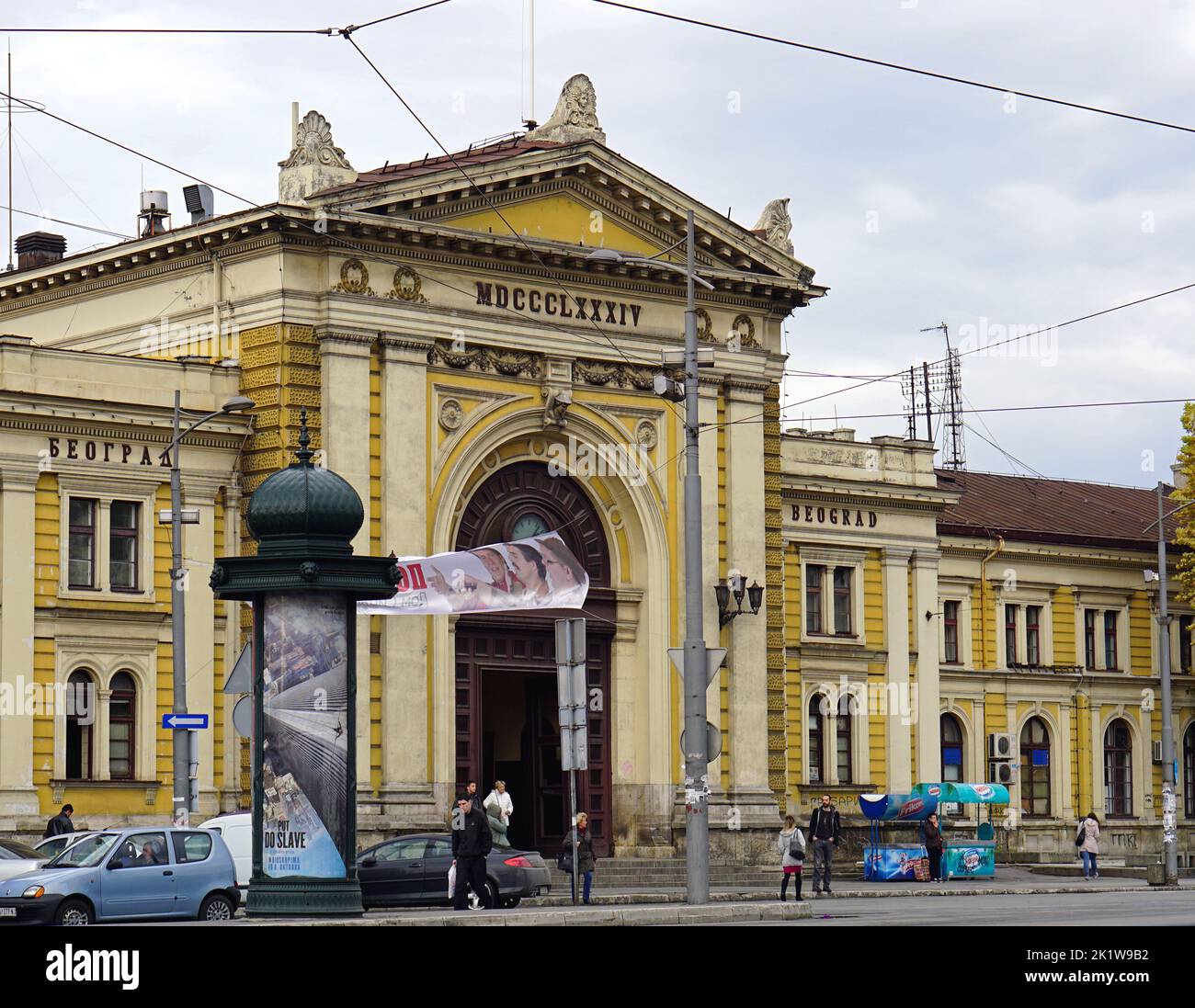 Belgrado, Serbia - 14 ottobre 2015: Edificio della stazione ferroviaria principale nel centro della capitale al giorno dell'autmn. Foto Stock