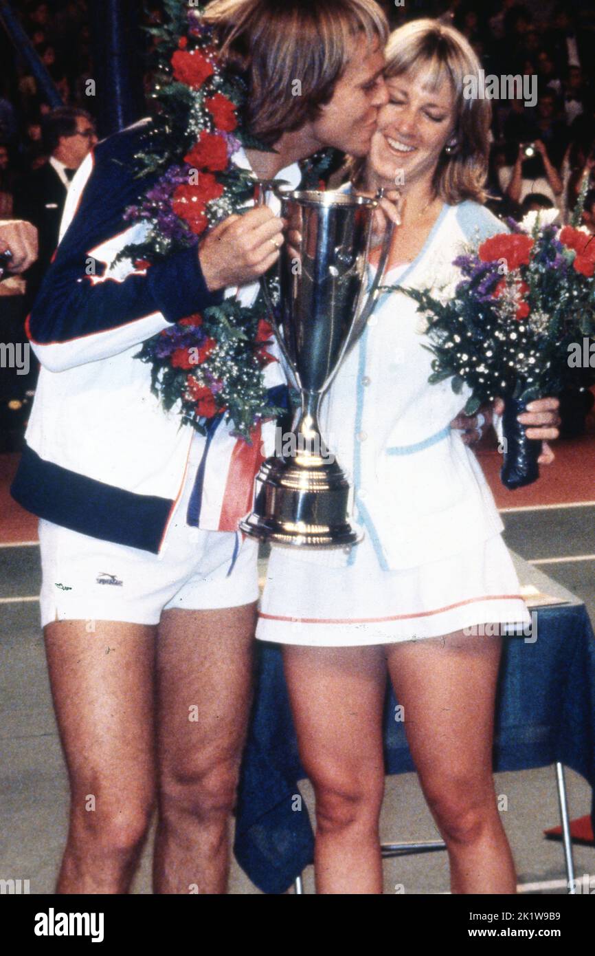 20 maggio 1980, Londra, Inghilterra, Regno Unito: JOHN LLOYD e CHRIS EVERT celebrano la loro vittoria contro Bjorn Boyd e Mariana Simonescu nella loro partita di tennis 'Doubles Love' nel Londons Battersea Park. Evert e Lloyd hanno vinto la partita 6-4, 6-3. Un totale di 15.000 sterline è stato donato alle associazioni benefiche della principessa Annes.(Credit Image: © Keystone Press Agency/ZUMA Press Wire). Foto Stock