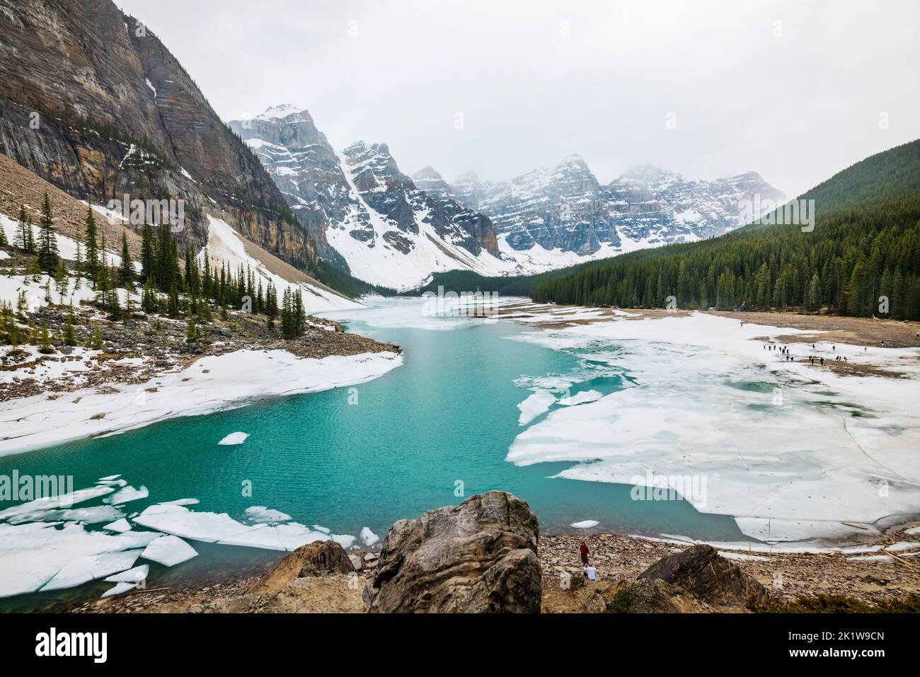 Lago Morraine; Parco Nazionale di Banff; Alberta; Canada; glaciale; ghiacciai; acqua; ghiaccio; neve; montagne; alpi; destinazione; turismo; Foto Stock