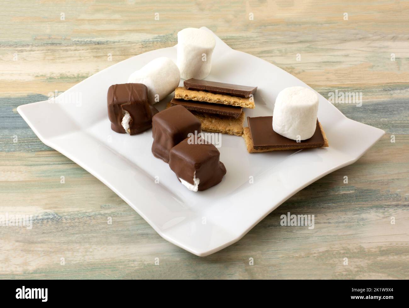 Bite Size Smore caramelle con pezzi di cioccolato su cracker graham e marshmallow su piatto snack Foto Stock