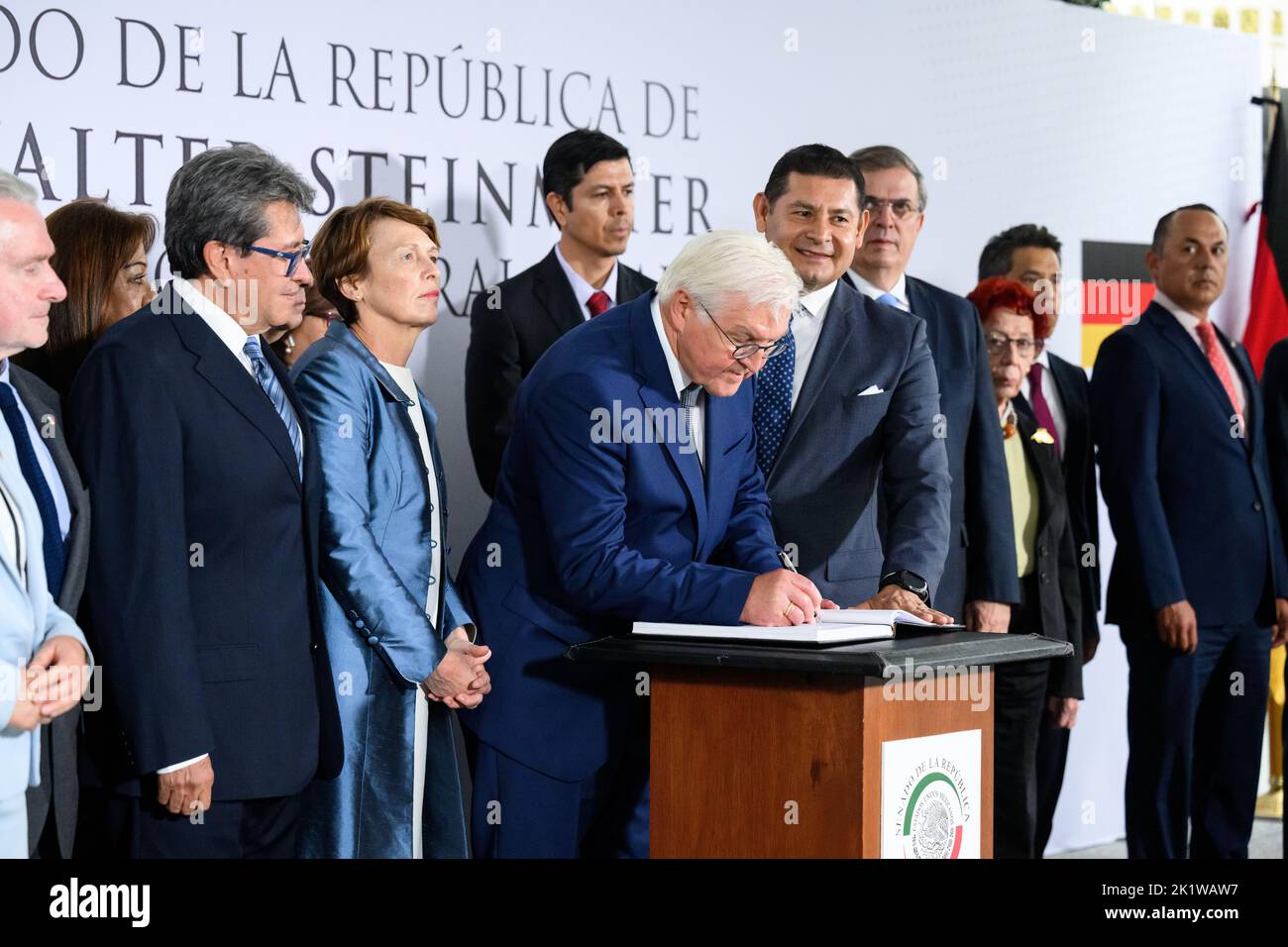 Mexiko Stadt, Messico. 20th Set, 2022. Il presidente tedesco Frank-Walter Steinmeier (centro) firma il libro degli ospiti alla presenza di Alejandro Armenta Mier (dietro), presidente del Senato del Messico, e di sua moglie Elke Büdenbender prima della sessione plenaria cerimoniale del Senato, in occasione della visita del presidente tedesco. Il presidente Steinmeier e sua moglie si trovano in Messico per una visita di due giorni. Credit: Bernd von Jutrczenka/dpa/Alamy Live News Foto Stock