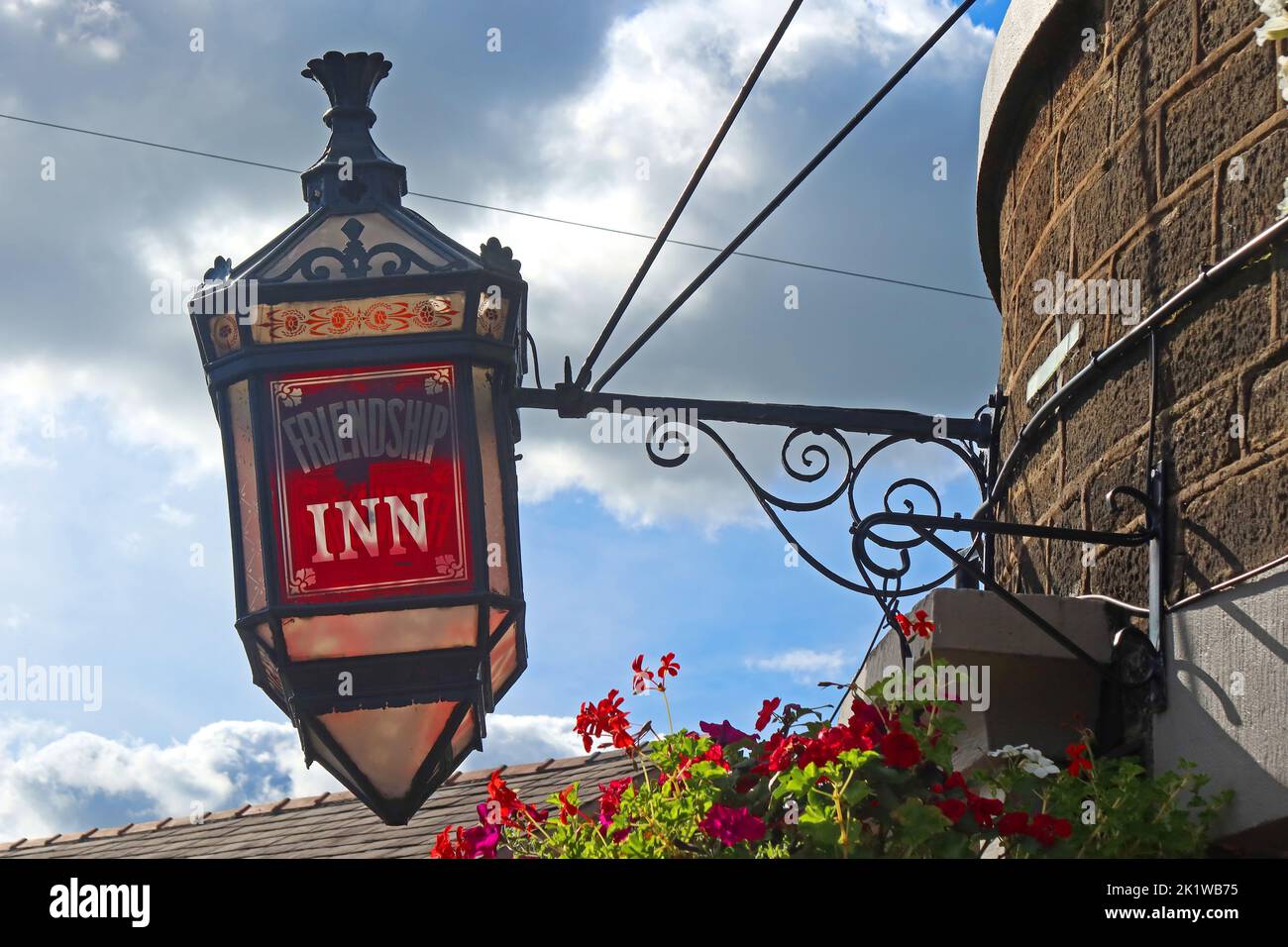 Lampada rossa al Friendship Inn, 3, Arundel Street, Glossop, High Peak, Derbyshire, Inghilterra, Regno Unito, SK13 7AB Foto Stock