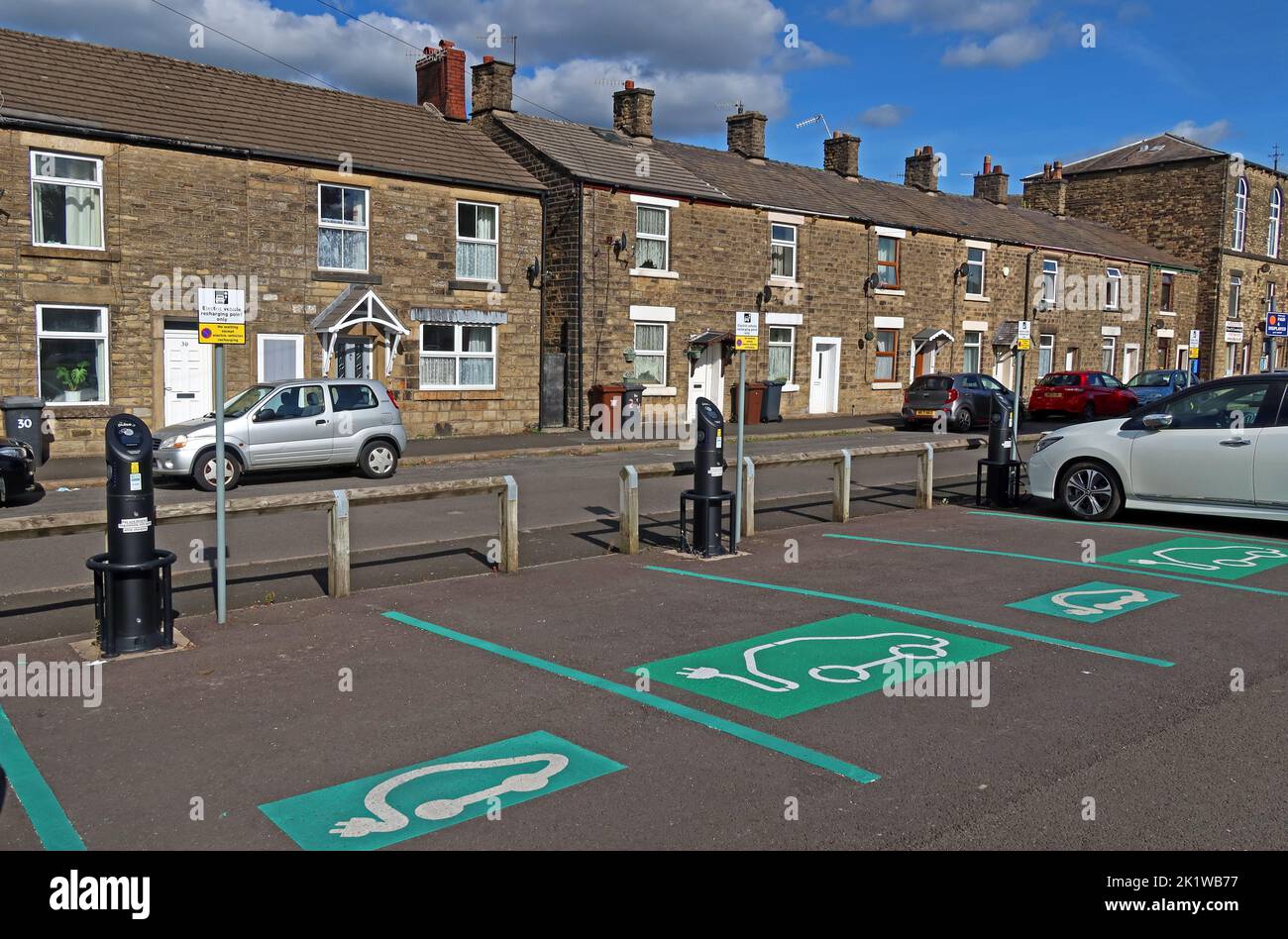 Parcheggio Edward Street, con caricabatterie BP Pulse EV, Glossop, High Peak council, Derbys, Inghilterra, REGNO UNITO, SK13 7AF Foto Stock