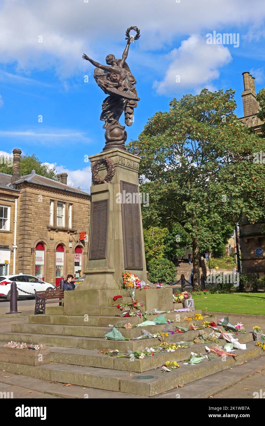 War Memorial, Pro Patria, Norfolk Square cenotaph, Central Glossop, High Peak, Derbyshire, Inghilterra, Regno Unito, SK13 8BP Foto Stock