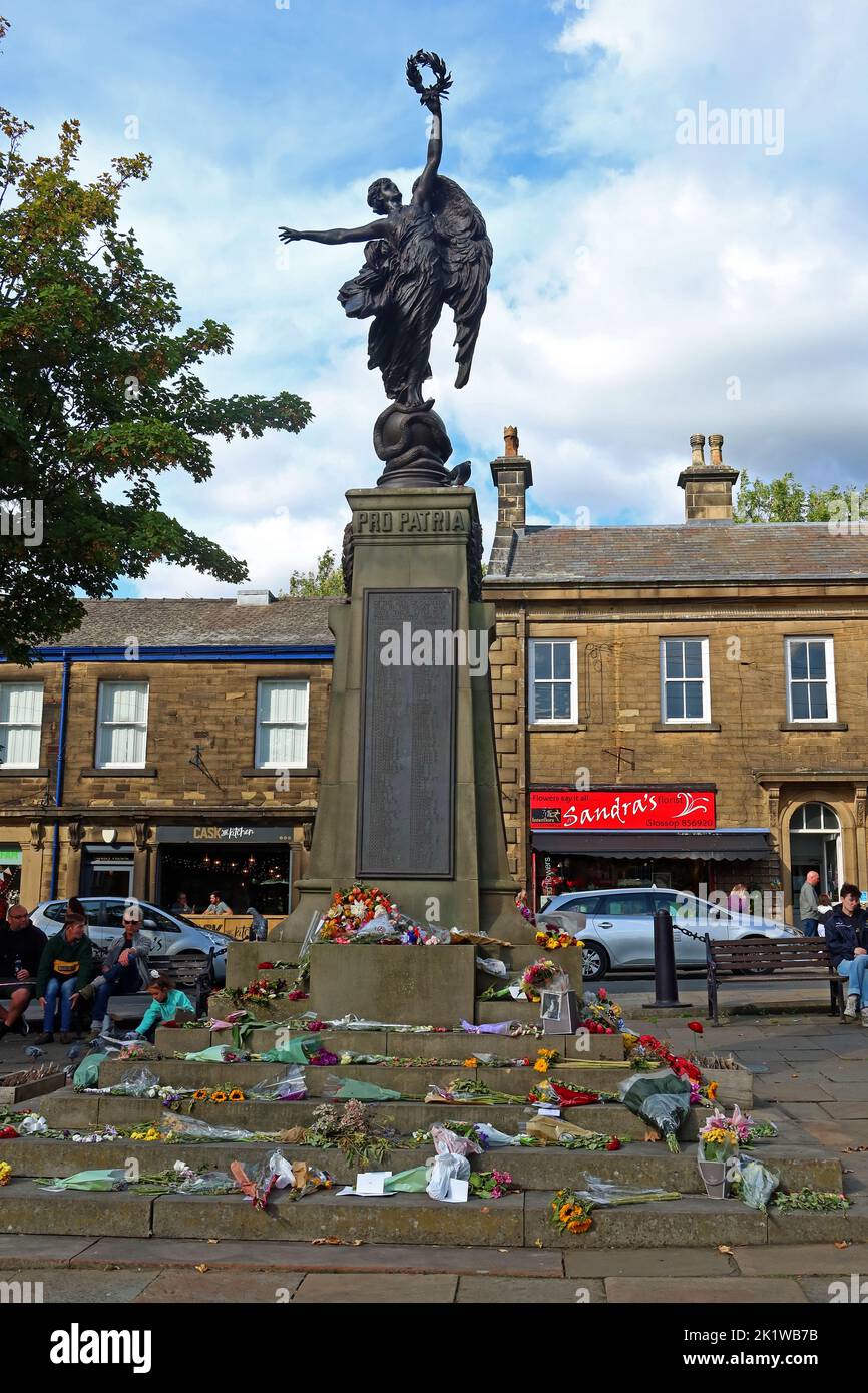 War Memorial, Pro Patria, Norfolk Square cenotaph, Central Glossop, High Peak, Derbyshire, Inghilterra, Regno Unito, SK13 8BP Foto Stock