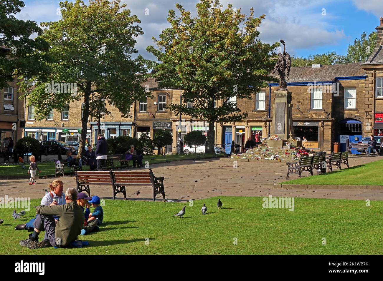 War Memorial, Pro Patria, Norfolk Square cenotaph, Central Glossop, High Peak, Derbyshire, Inghilterra, Regno Unito, SK13 8BP Foto Stock