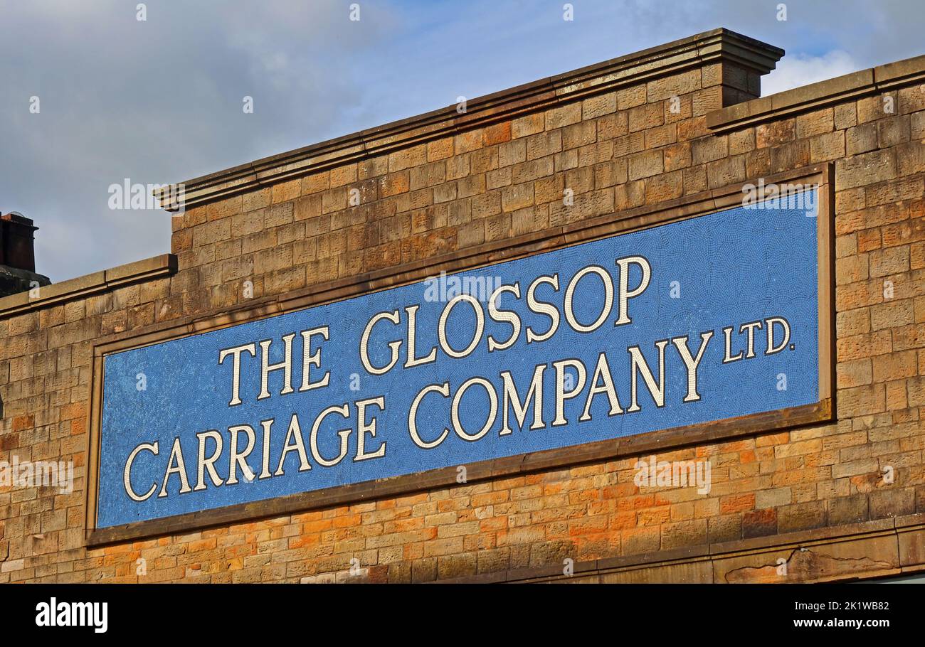 The Glossop Carriage Company, logo Mosaic, 16 Howard St, Glossop, High Peak, Derbyshire, Inghilterra, Regno Unito, SK13 7DD Foto Stock