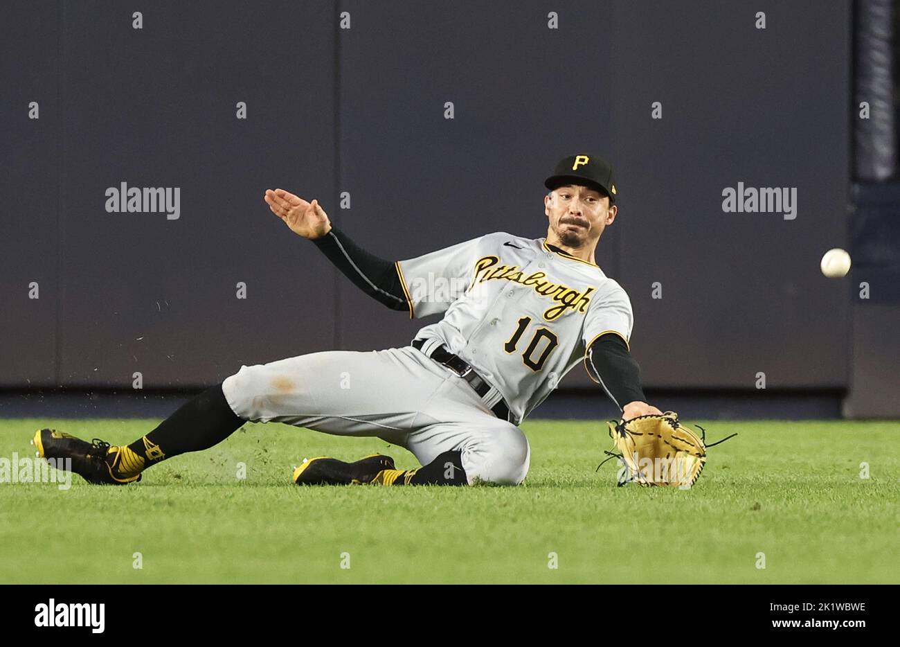 New York City, Stati Uniti. 20th Set, 2022. Il fielder del centro pirati di Pittsburg Bryan Reynolds è stato un successo di New York Yankees Oswaldo Cabrera nel corso del 5th allo Yankee Stadium di New York City martedì 20 settembre 2022. Reynolds è stato accusato di un errore di Fielding quando Cabrera ha raggiunto la base di 3rd. Foto di John Angelillo/UPI Credit: UPI/Alamy Live News Foto Stock
