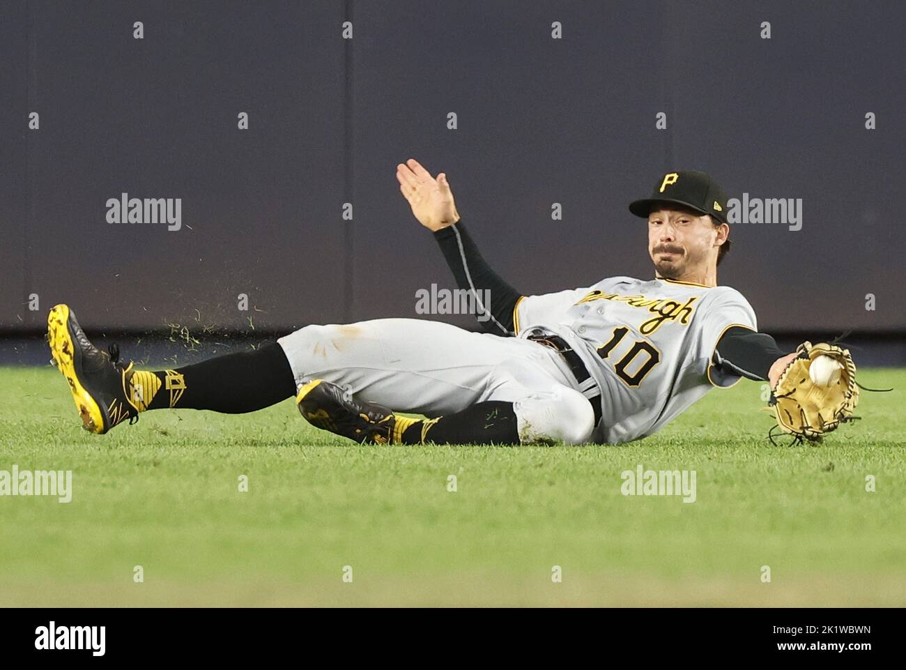 New York City, Stati Uniti. 20th Set, 2022. Il fielder del centro pirati di Pittsburg Bryan Reynolds è stato un successo di New York Yankees Oswaldo Cabrera nel corso del 5th allo Yankee Stadium di New York City martedì 20 settembre 2022. Reynolds è stato accusato di un errore di Fielding quando Cabrera ha raggiunto la base di 3rd. Foto di John Angelillo/UPI Credit: UPI/Alamy Live News Foto Stock