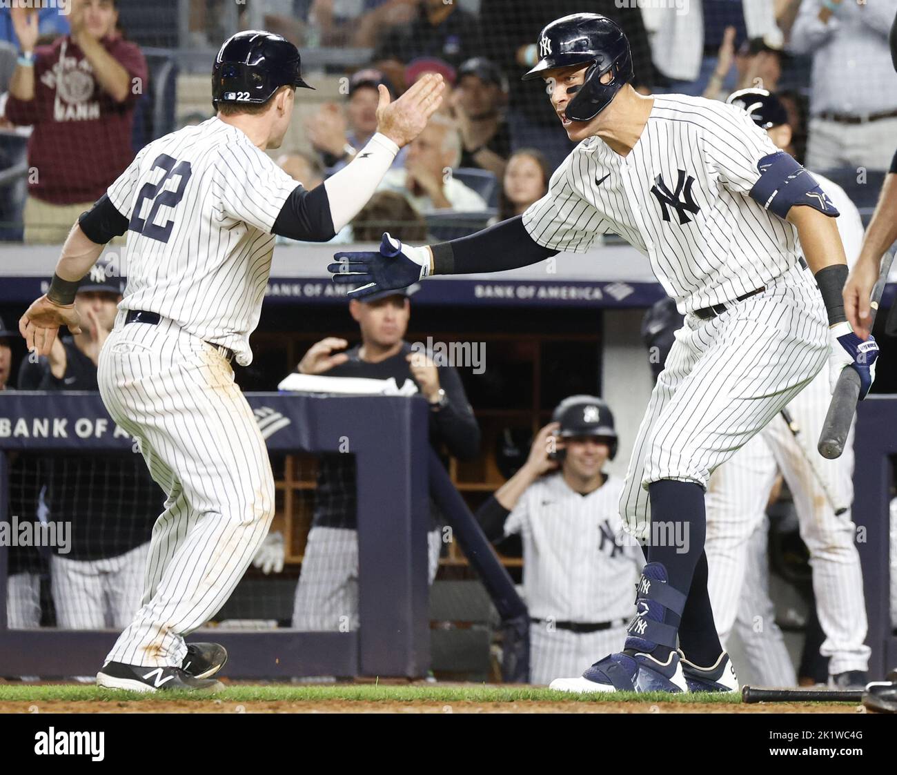 New York City, Stati Uniti. 20th Set, 2022. New York Yankees Aaron Judge (R) si congratula con il compagno di squadra Harrison Bader dopo che Bader ha segnato un colpo da Jose Trevino contro i pirati di Pittsburg nel 5th in un'edizione allo Yankee Stadium di New York City martedì 20 settembre 2022. Foto di John Angelillo/UPI Credit: UPI/Alamy Live News Foto Stock