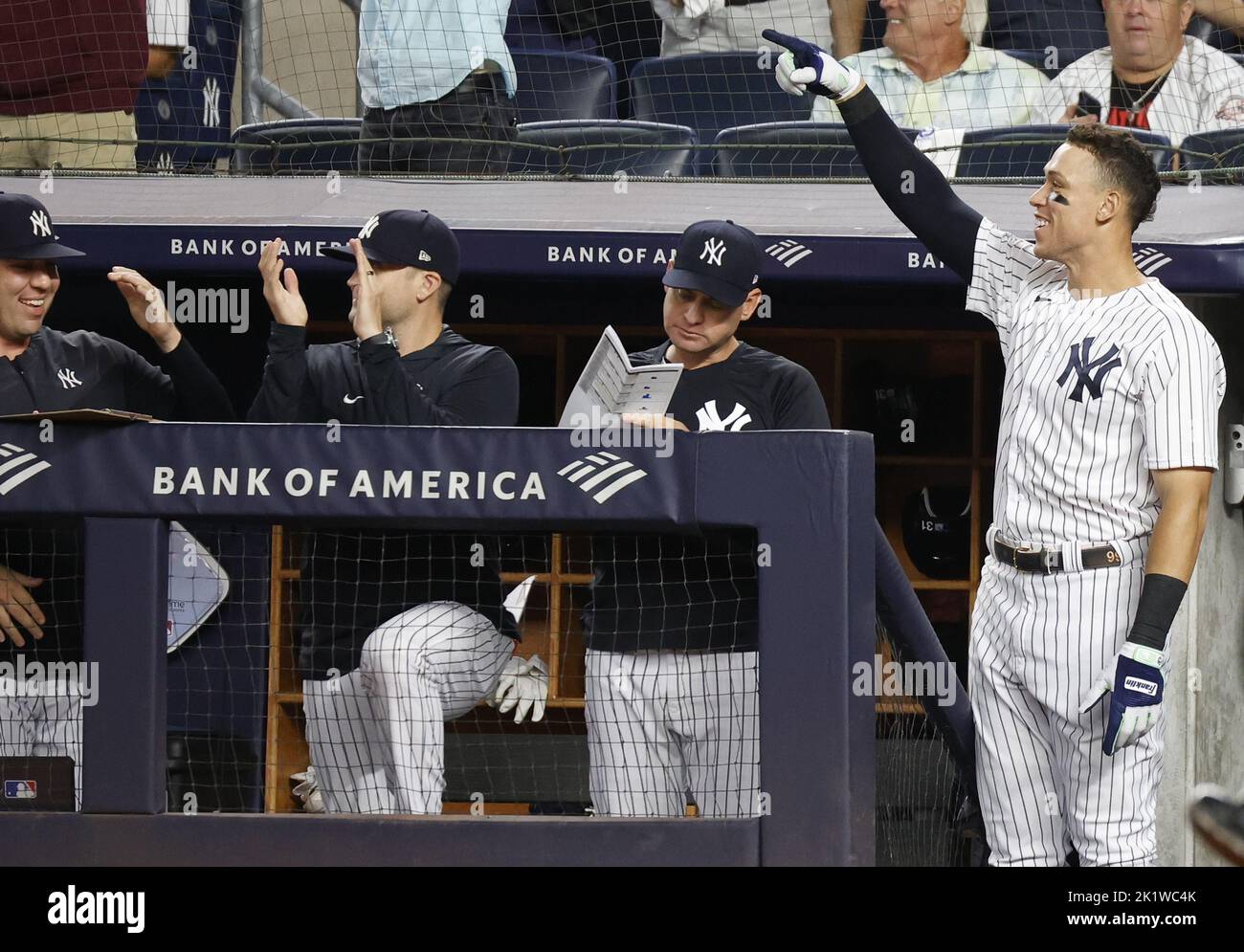 New York City, Stati Uniti. 20th Set, 2022. New York Yankees Aaron Judge gesta mentre il compagno di squadra Harrison Bader colpisce un singolo rbi contro i pirati di Pittsburg nel 5th che si è giocato allo Yankee Stadium di New York City martedì 20 settembre 2022. Foto di John Angelillo/UPI Credit: UPI/Alamy Live News Foto Stock