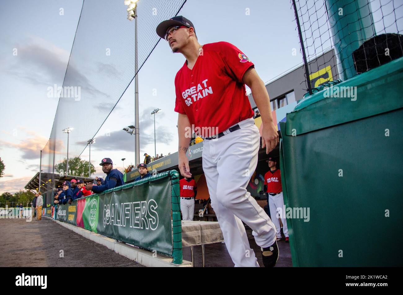 Regensburg, Baviera, Germania. 20th Set, 2022. Il lanciatore DELLA Gran Bretagna VANCE WORLEY entra sul campo prima della partita contro la Spagna nel qualificatore World Baseball Classic nella Armin Wolf Baseball Arena di Regensburg, Germania. (Credit Image: © Kai Dambach/ZUMA Press Wire) Foto Stock