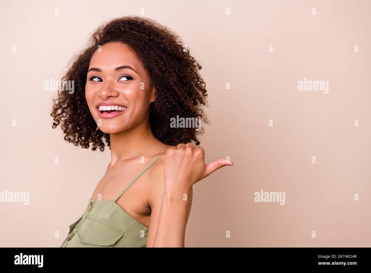 Primo piano foto di bella signora beaming sorriso sguardo vuoto spazio mostra ad beauty salone procedura isolato su sfondo di colore beige Foto Stock