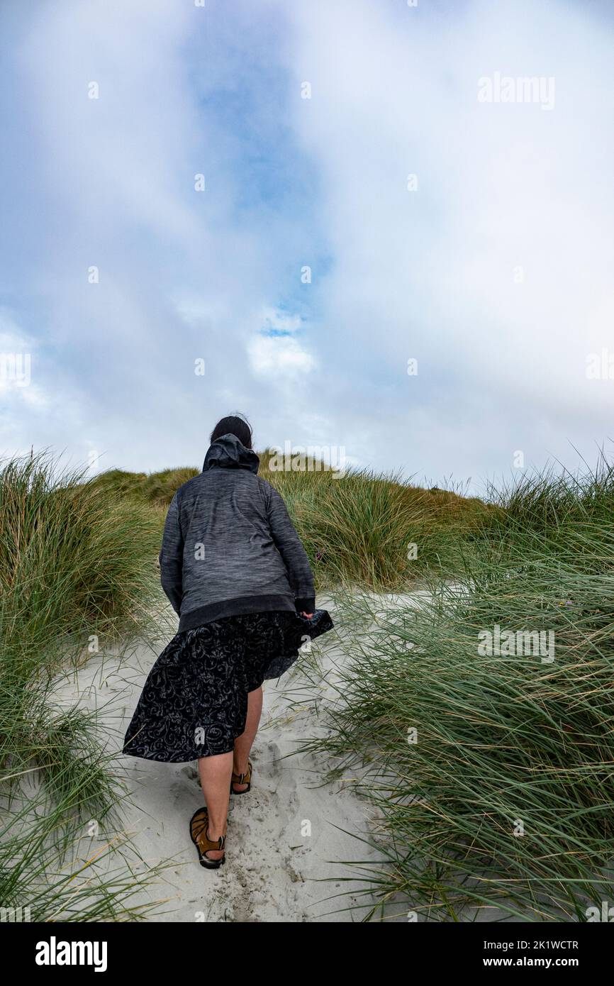 Signora sulla spiaggia Foto Stock