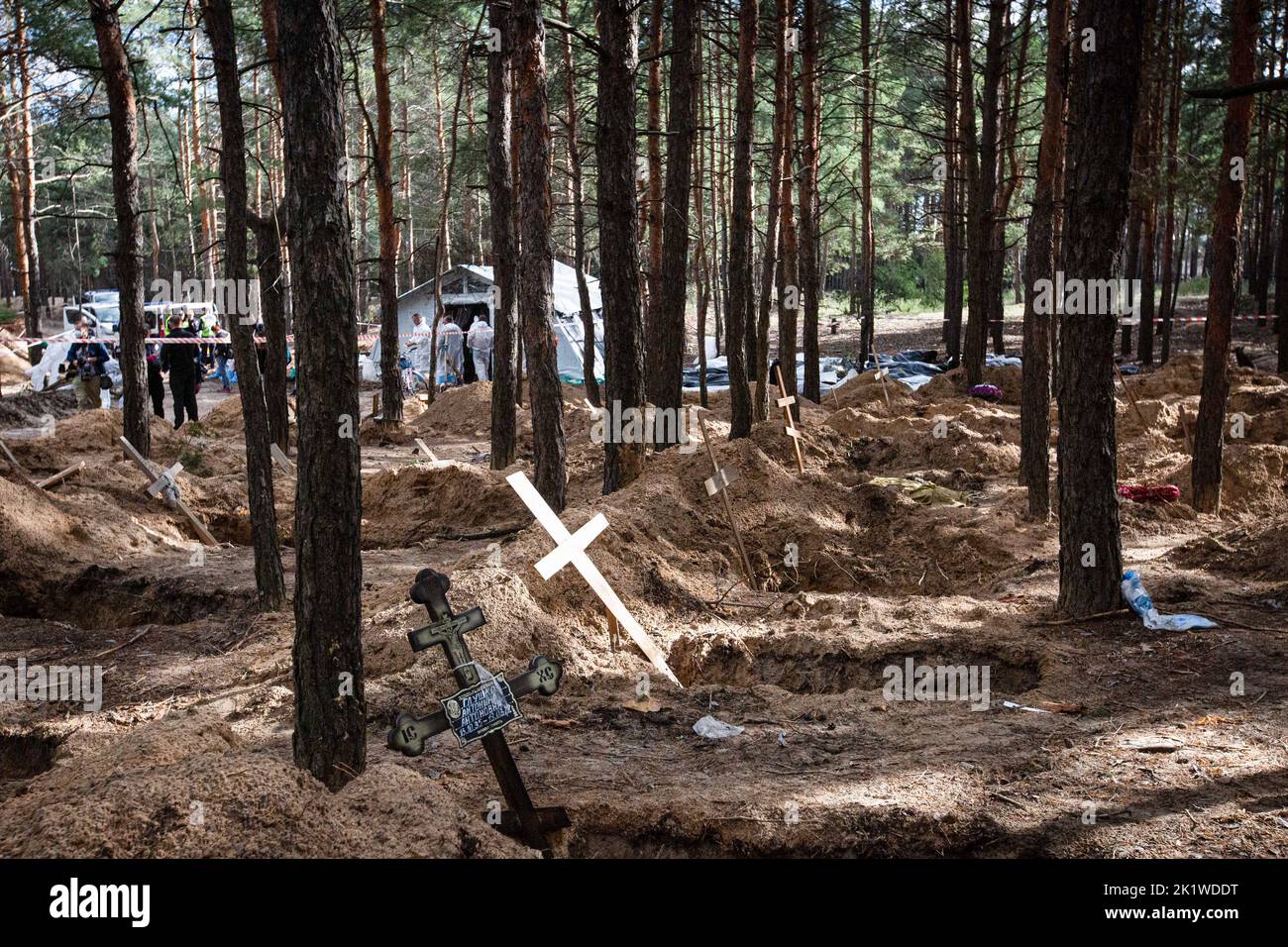 Izium, Ucraina. 19th Set, 2022. Una croce sul sito di una tomba di massa durante l'esumazione nella città di Izium, recentemente liberata dalle forze armate ucraine, nella regione di Kharkiv. Un luogo di sepoltura di massa è stato trovato dopo che le truppe ucraine hanno riconquistato la città di Izium. Credit: SOPA Images Limited/Alamy Live News Foto Stock