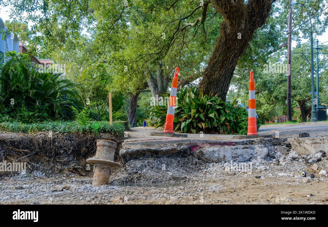 18 SETTEMBRE 2022: Vista in spaccato del terreno della riparazione stradale su Lowerline Street a New Orleans, LA, USA Foto Stock
