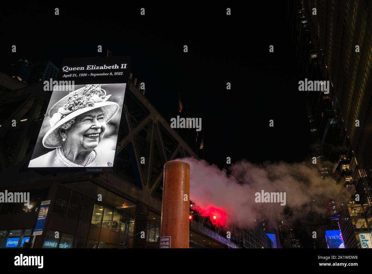 Un magnifico memoriale esposto sui jumbotron di Time Square per informare New York del passaggio della Regina Elisabetta II. Foto Stock