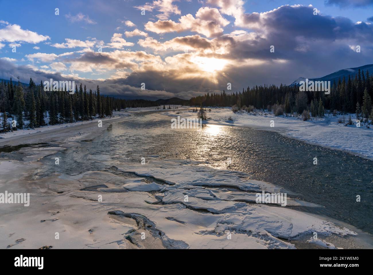 Lungo la strada del lago Maligne in inverno, Jasper National Park, Alberta, Canada. Foto Stock