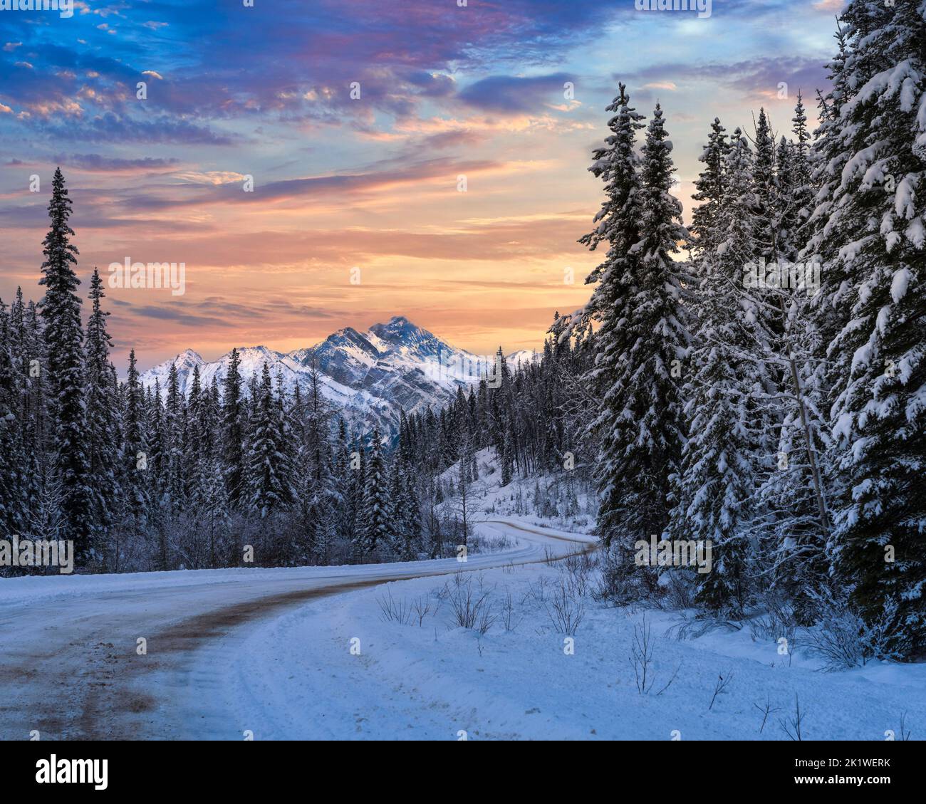 Lungo la strada del lago Maligne in inverno, Jasper National Park, Alberta, Canada. Foto Stock