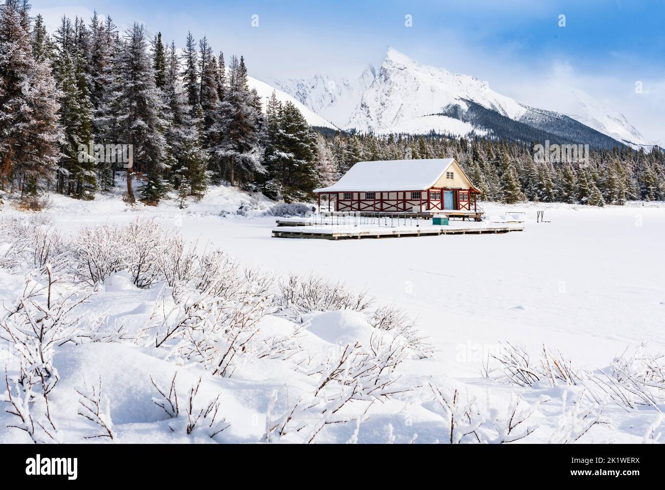 Il lago Maligne boathouse a Maligne Lake Road in inverno, Asper National Park, Alberta, Canada. Foto Stock