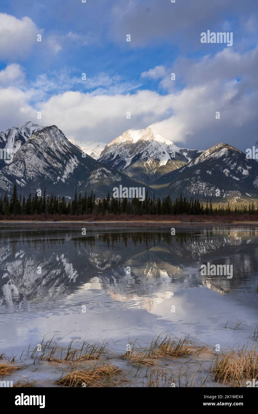 Riflessioni panoramiche sulle montagne lungo l'autostrada 16 vicino a Jasper, Jasper National Park, Alberta, Canada. Foto Stock