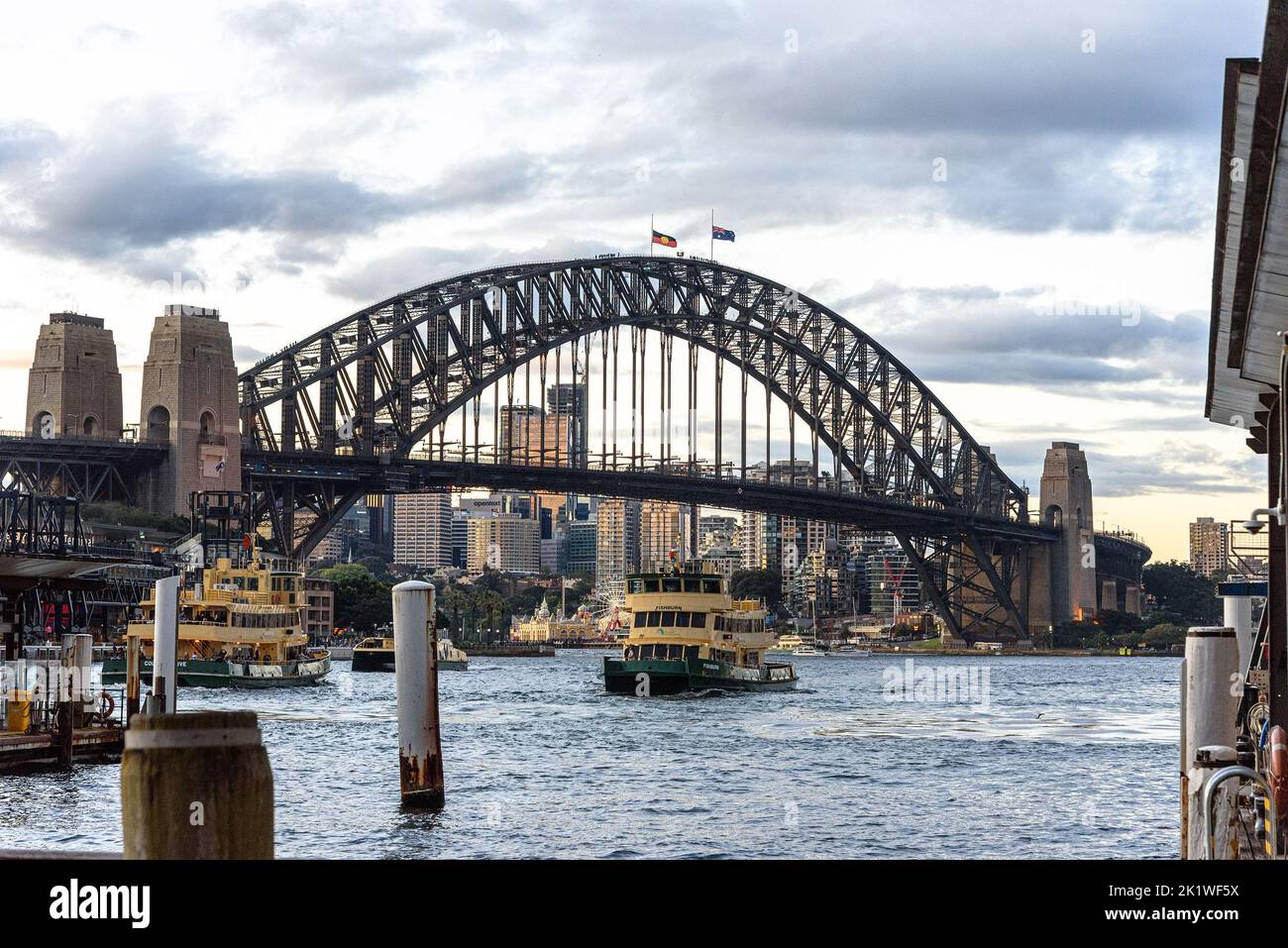 Il traghetto di prima classe 'Fishburn' passa davanti al Sydney Harbour Bridge Foto Stock
