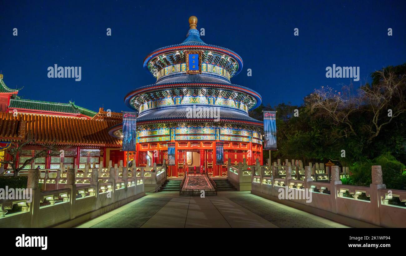 Il padiglione Cinese illuminato di notte all'Epcot Center, Orlando, Florida, USA. Foto Stock