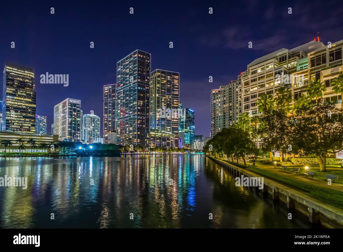 Edifici dello skyline della città riflessi nel canale intracoastal di notte a Miami, Florida, Stati Uniti. Foto Stock