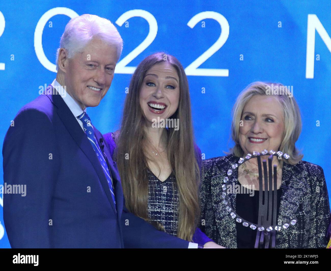 20 settembre 2022, New York City, New York, USA: CHELSEA CLINTON, BILL CLINTON e HILLARY RODHAM CLINTON partecipano alla Clinton Global Initiative del 2022 tenutasi al New York Hilton Hotel. (Credit Image: © Nancy Kaszerman/ZUMA Press Wire) Foto Stock
