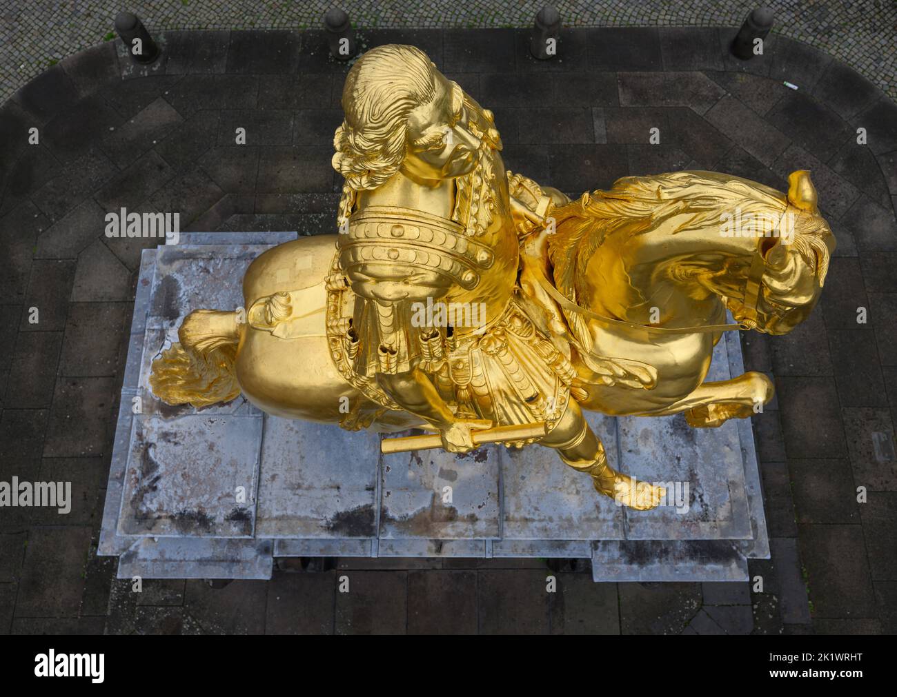 Dresda, Germania. 20th Set, 2022. Vista del "Horseman d'Oro" dall'alto di una piattaforma di sollevamento. La statua equestre più grande della vita del Sassone Elettore Augusto il forte (1670-1733), il Cavaliere d'oro, risalente al 18th ° secolo, è in corso la sua verifica annuale oggi. Nei prossimi giorni, i monumenti di Re Giovanni in Theaterplatz e il Monumento di Körner in Georgplatz saranno controllati e curati. Credit: Robert Michael/dpa/Alamy Live News Foto Stock