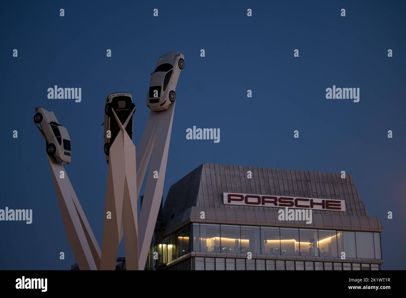 Stoccarda, Germania. 21st Set, 2022. L'opera d'arte ispiratrice 911 di Gerry Judah si può vedere di fronte alla Porsche quartier generale. Il Gruppo Volkswagen è incaricato di far galleggiare la propria controllata Porsche AG per le auto sportive in borsa. L'inizio del periodo di sottoscrizione per le azioni privilegiate Porsche AG ha suscitato un vivo interesse tra gli investitori martedì. La domanda ha superato l’offerta, ha affermato la banca d’investimento Goldman Sachs, che è una delle quattro istituzioni finanziarie che coordinano l’IPO a livello globale. Credit: Marijan Murat/dpa/Alamy Live News Foto Stock