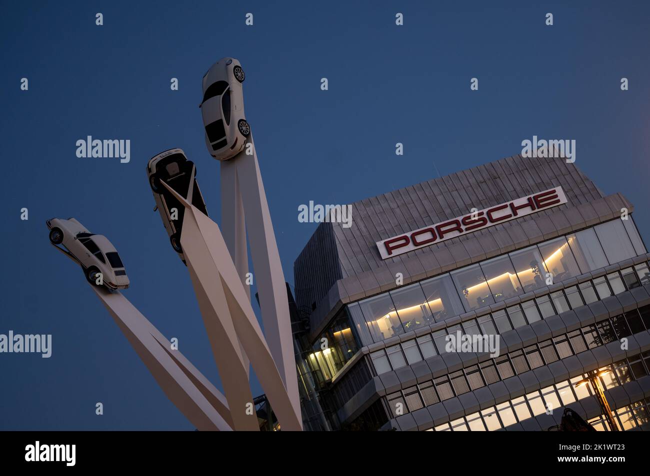 Stoccarda, Germania. 21st Set, 2022. L'opera d'arte ispiratrice 911 di Gerry Judah si può vedere di fronte alla Porsche quartier generale. Il Gruppo Volkswagen è incaricato di far galleggiare la propria controllata Porsche AG per le auto sportive in borsa. L'inizio del periodo di sottoscrizione per le azioni privilegiate Porsche AG ha suscitato un vivo interesse tra gli investitori martedì. La domanda ha superato l’offerta, ha affermato la banca d’investimento Goldman Sachs, che è una delle quattro istituzioni finanziarie che coordinano l’IPO a livello globale. Credit: Marijan Murat/dpa/Alamy Live News Foto Stock