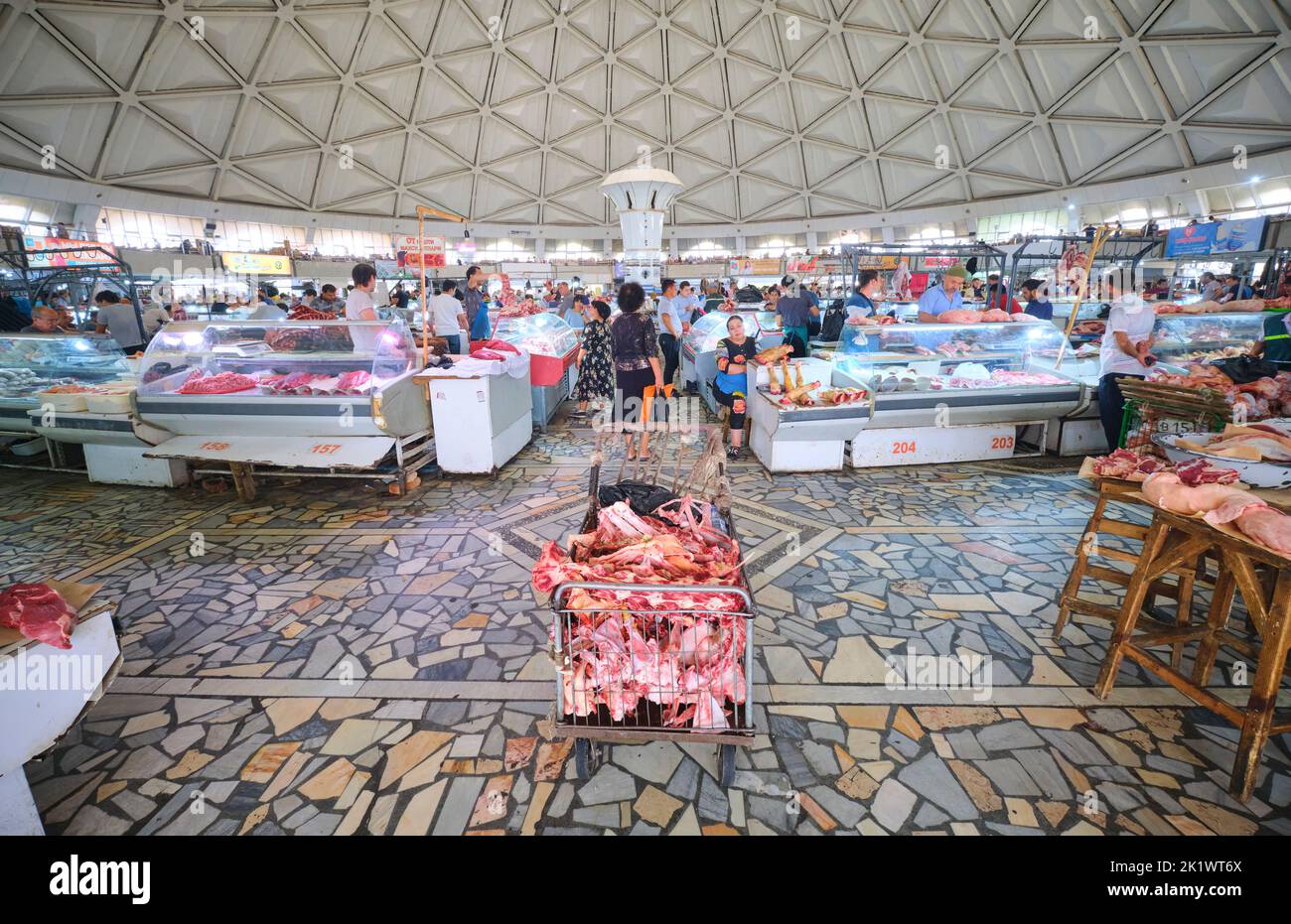 Un carrello riempito di ossa e scarti di carne. Nell'edificio a cupola centrale del mercato di Chorsu, Bazaar in Tashkent, Uzbekistan. Foto Stock
