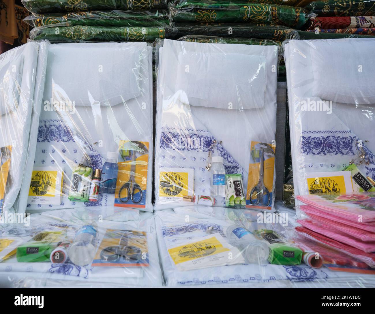 Islam religioso, tappeti di preghiera musulmani, kit e altri oggetti sacri in vendita. Al mercato di Chorsu, Bazaar in Tashkent, Uzbekistan. Foto Stock