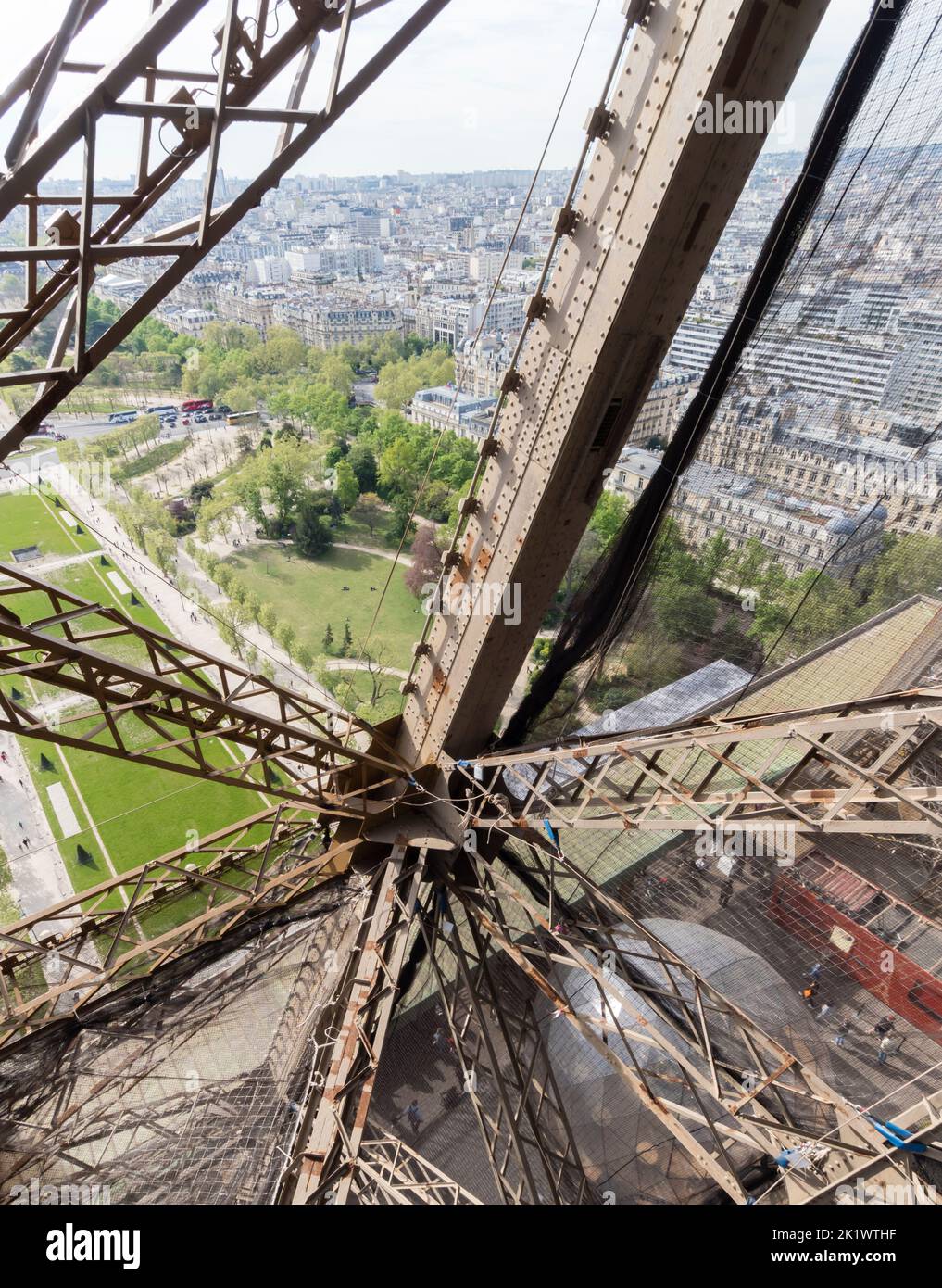 Telaio in acciaio dettaglio della Torre Eiffel a Parigi, Francia Foto Stock
