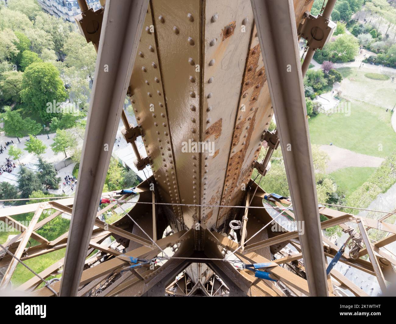 Telaio in acciaio dettaglio della Torre Eiffel a Parigi, Francia Foto Stock