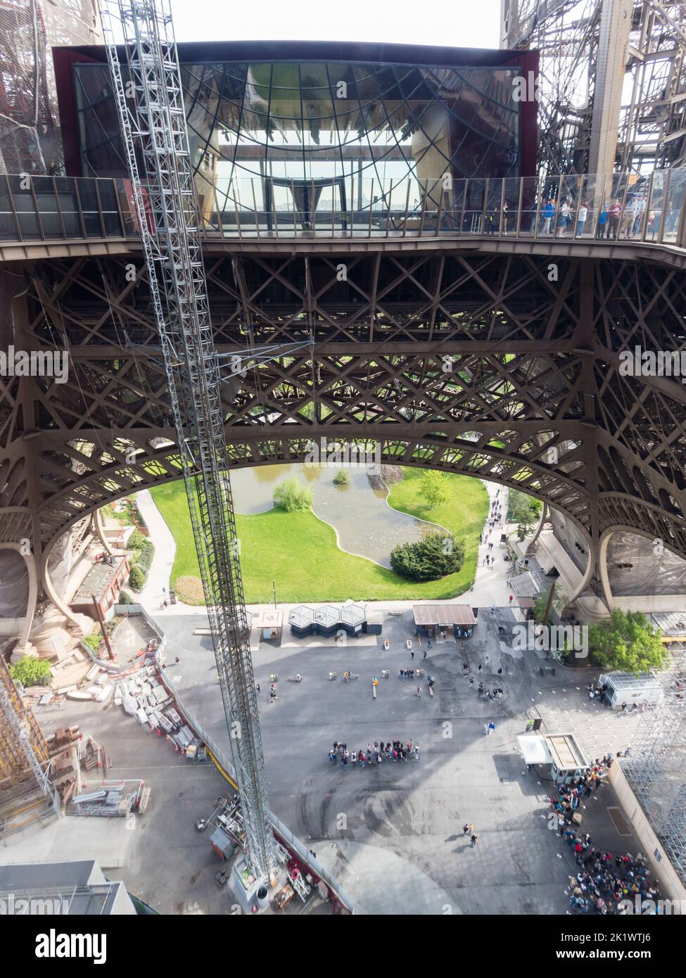 Le persone fanno la fila sotto la Torre Eiffel di Parigi per salire alla piattaforma di osservazione Foto Stock