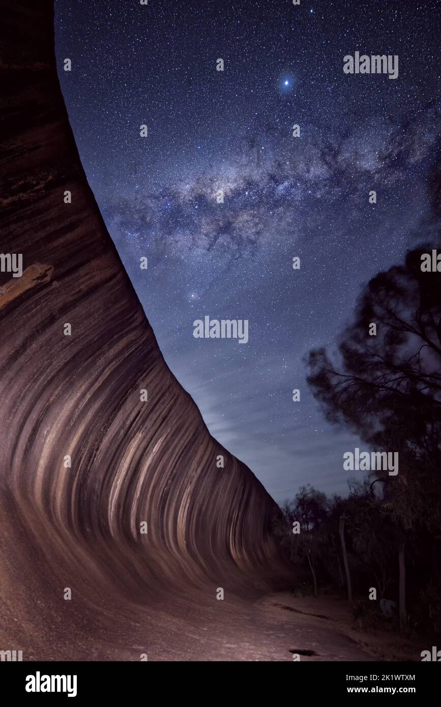 Il nucleo della Via Lattea sorge sopra Wave Rock vicino a Hyden, Australia Occidentale Foto Stock
