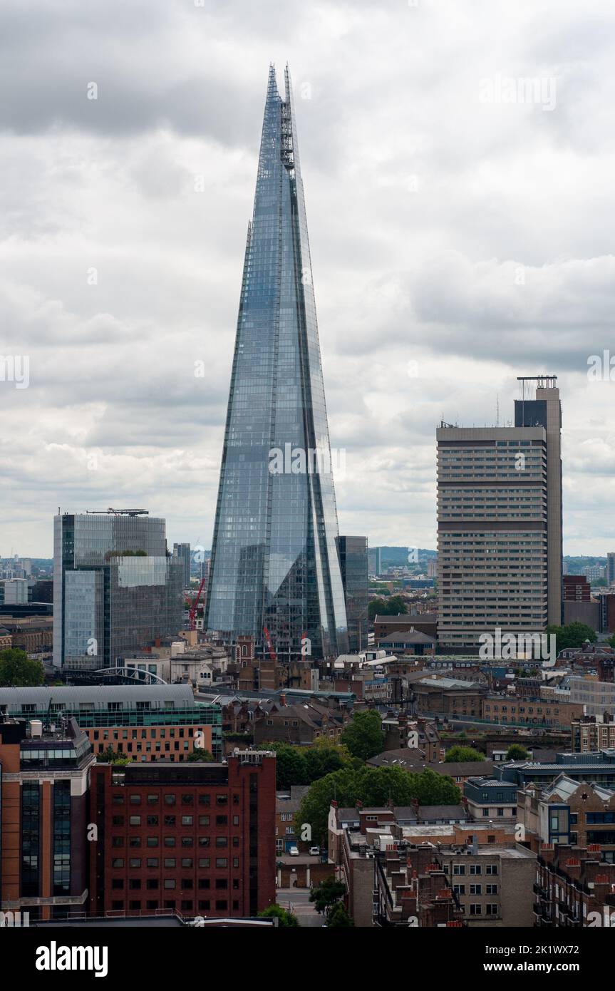 Guarda Skyward: La bellezza mozzafiato dello Shard, il gioiello architettonico di Londra Foto Stock
