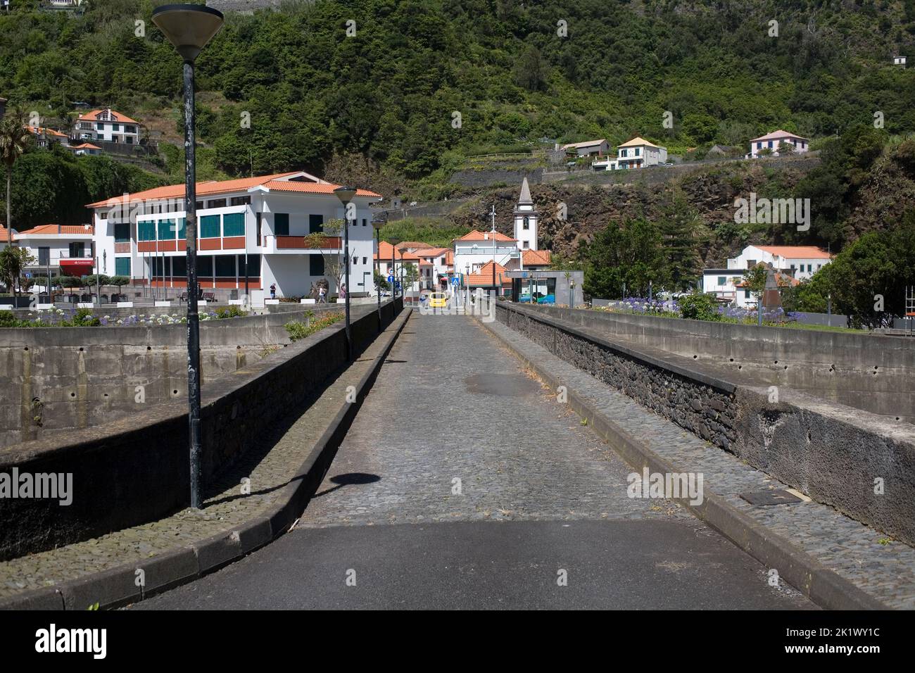 Ponte che conduce al centro di Sao Vicente nel nord di Madeira Foto Stock