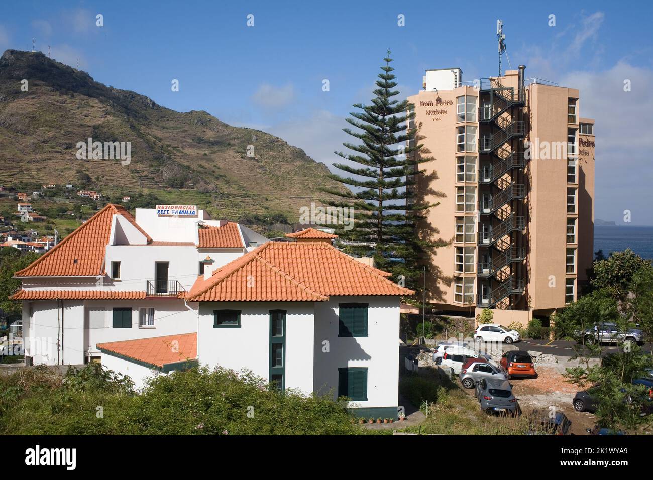 Dom Pedro Madeira hotel torre con un più tradizionale hotel a conduzione familiare accanto ad esso nella città di Machico Foto Stock