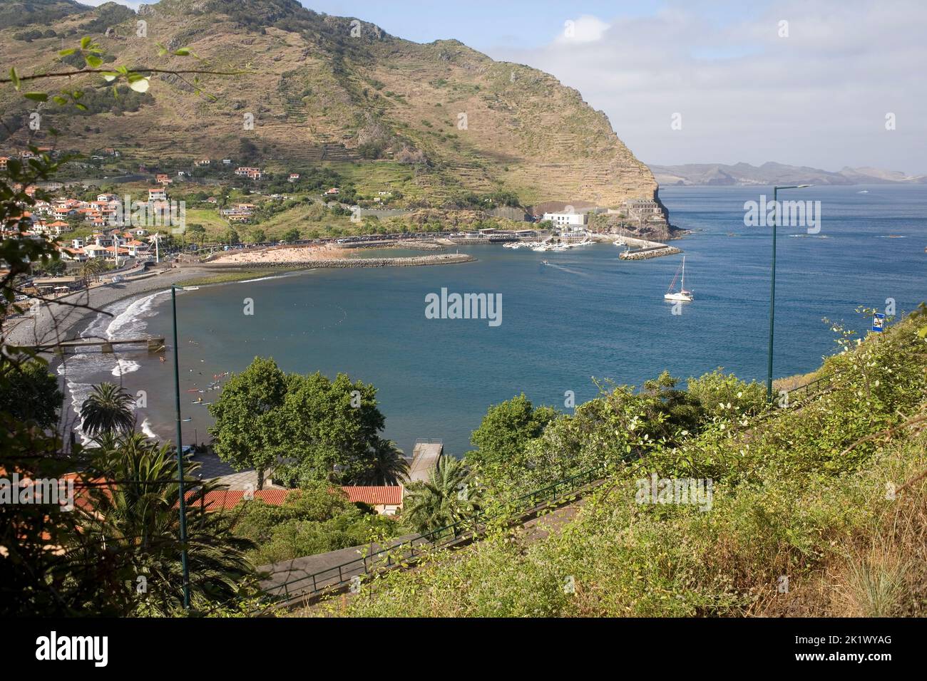 Baia e porto di Machico sulla costa sud-orientale di Madeira Foto Stock