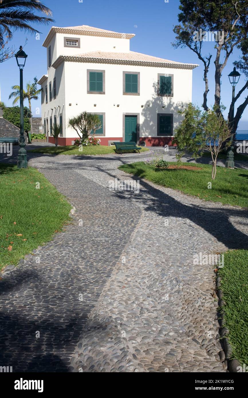 Biblioteca comunale di Santa Cruz e giardino pubblico ben tenuto adiacente a Santa Cruz Madeira Foto Stock