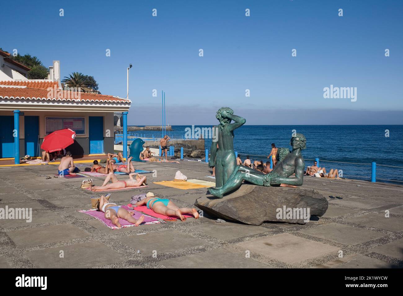 Area solarium sopra la spiaggia di Palmeiras a Santa Cruz, sulla costa sud-orientale di Madeira Foto Stock